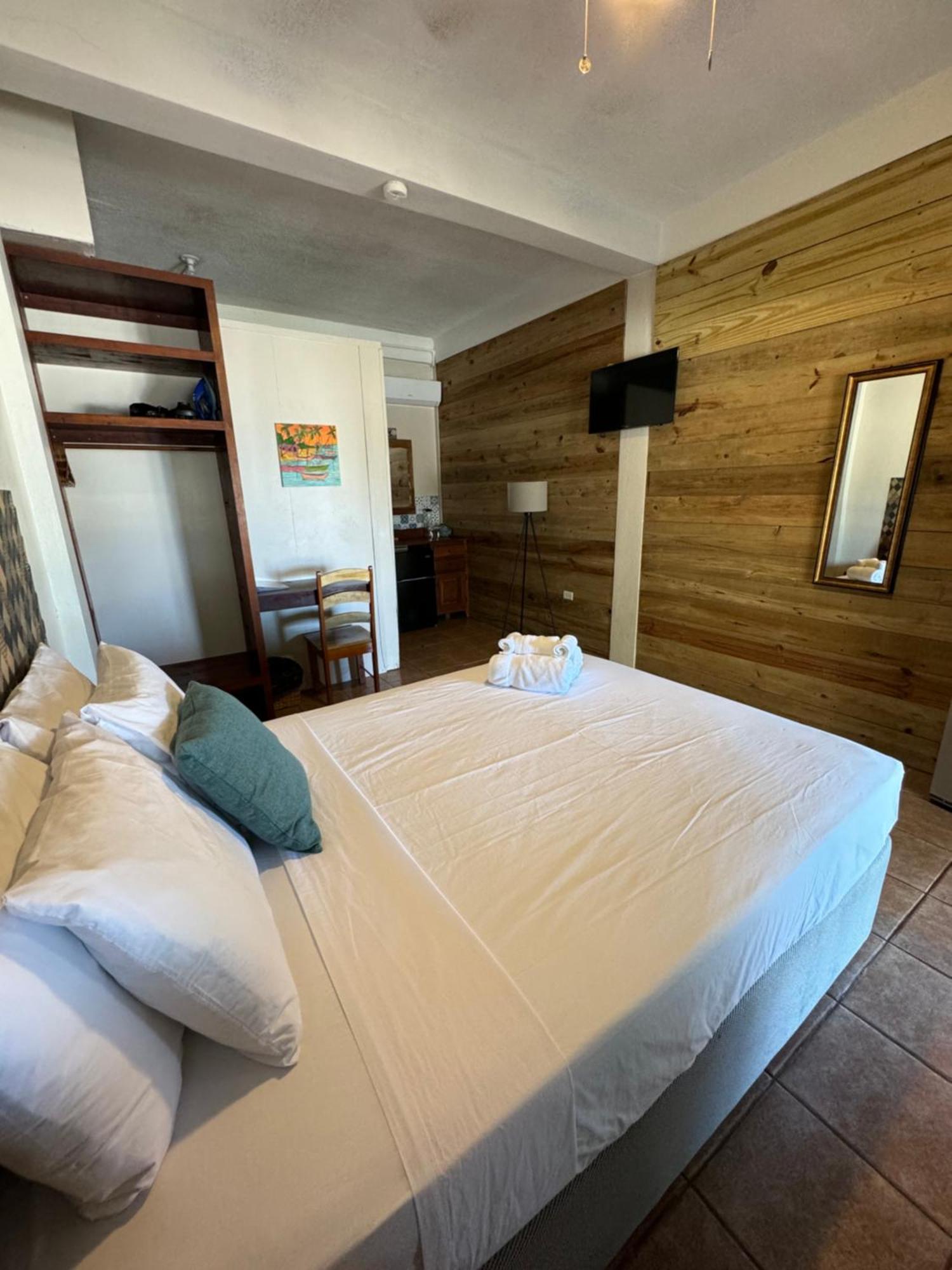 The Bounty Hotel Caye Caulker Eksteriør billede